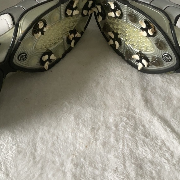Puma White and Black spiked golf Shoes with Sleek Design - Picture 6 of 6